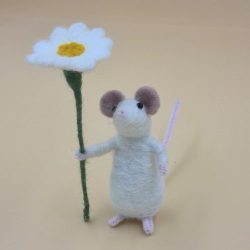 white needle felted mouse holding a daisy