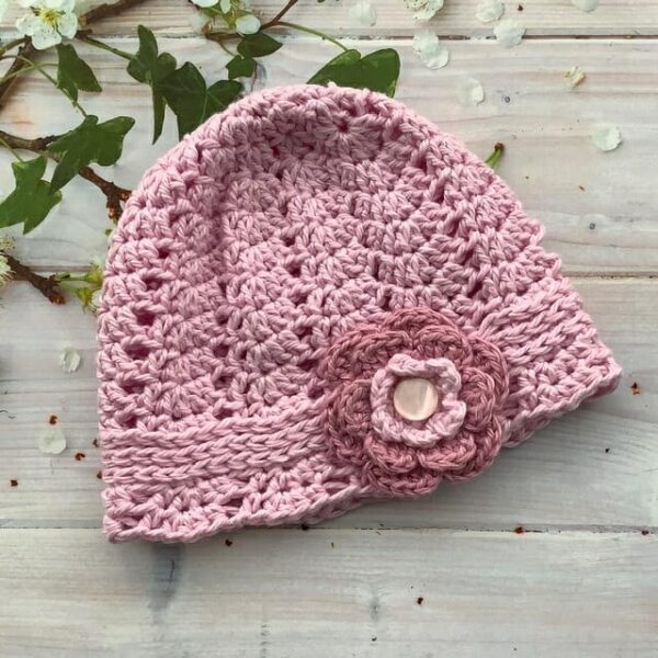 Crochet baby hat in soft cotton.