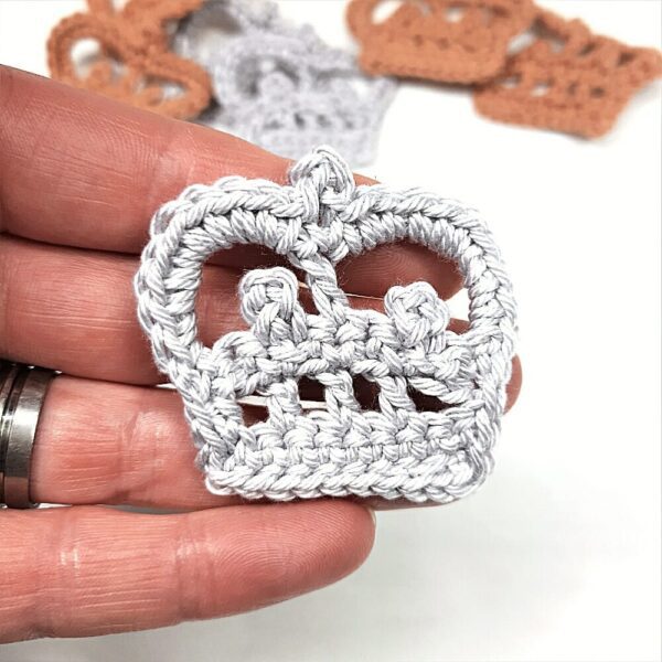 Crochet crown appliques in silver and gold yarn