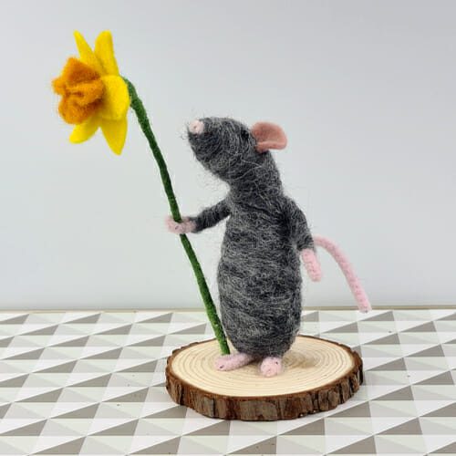 Needle felted grey mouse holding a daffodil
