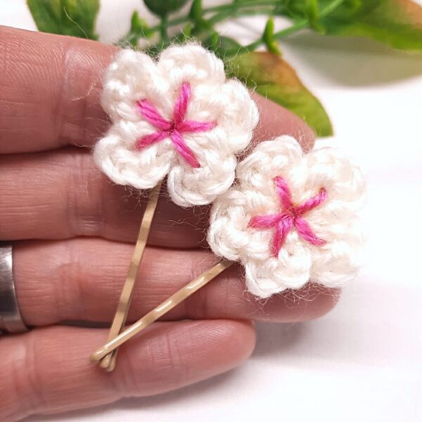 Cute crochet white flower bobby pins, hair grips