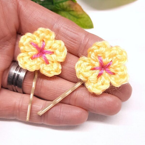 Cute crochet yellow flower bobby pins, hair grips