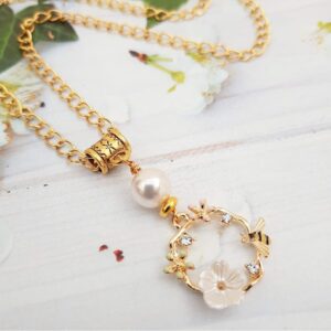 https://buyindie.co.uk/product/bee-and-flower-necklace-with-crystal-pearl-floral-cotton-gift-bag/