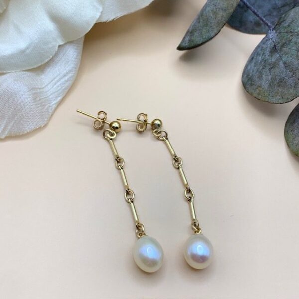 Pearl and gold stick chain earrings