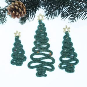 Knitted wire decoration featuring a Christmas tree topped with a gold star