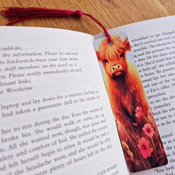 Aluminium bookmark - highland cow pink flowers