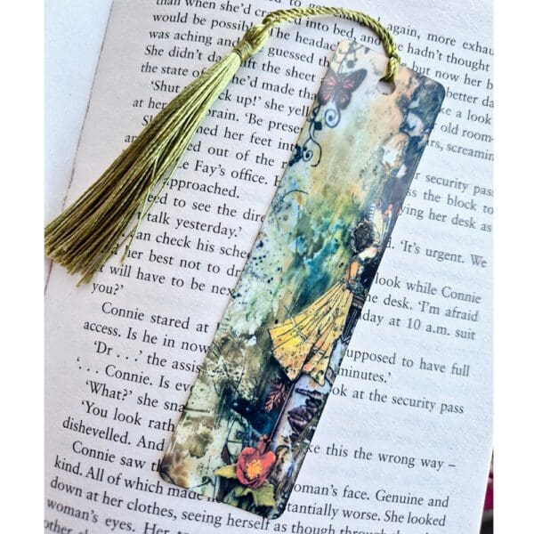 Aluminium bookmark with girl on in green