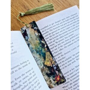 Aluminium bookmark with girl on in green