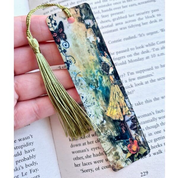 Aluminium bookmark with girl on in green