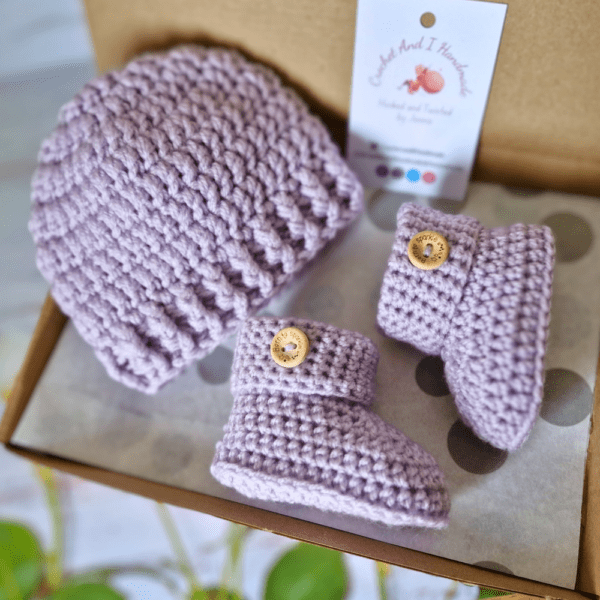 Crochet Baby set including beanie hat and matching booties with 'Born to sparkle' wooden buttons, newborn to 6 months in a variety of colours by Crochet And I Handmade