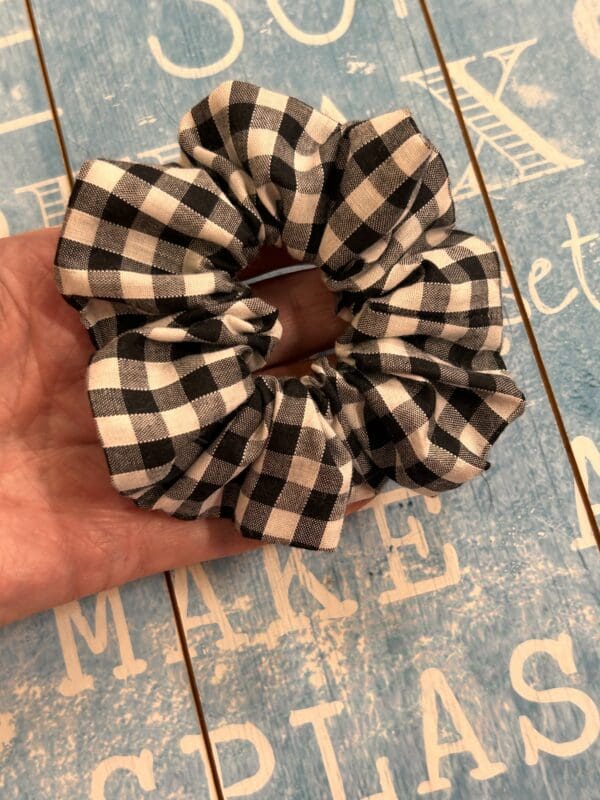 Hair band scrunchie black and white check in cotton - Image 2