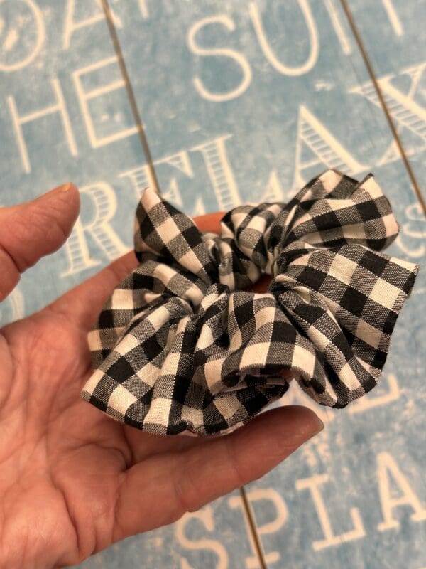 Hair band scrunchie black and white check in cotton - Image 3