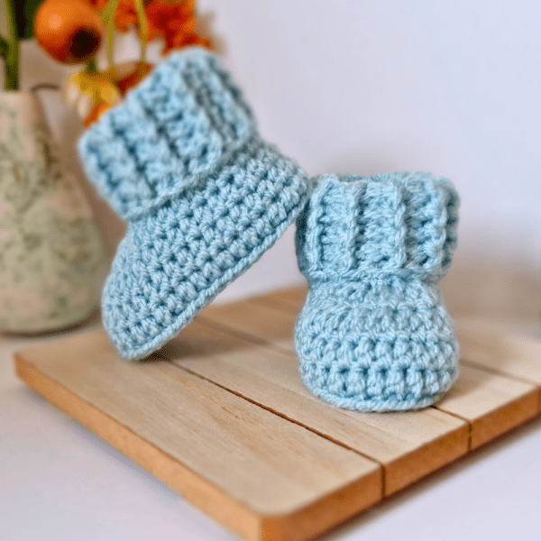 Ribbed cuff crochet baby booties for newborns to 6 months, made with soft acrylic yarn they make a perfect baby shower gift