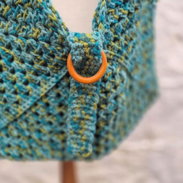 crocheted bag greens wooden clasp