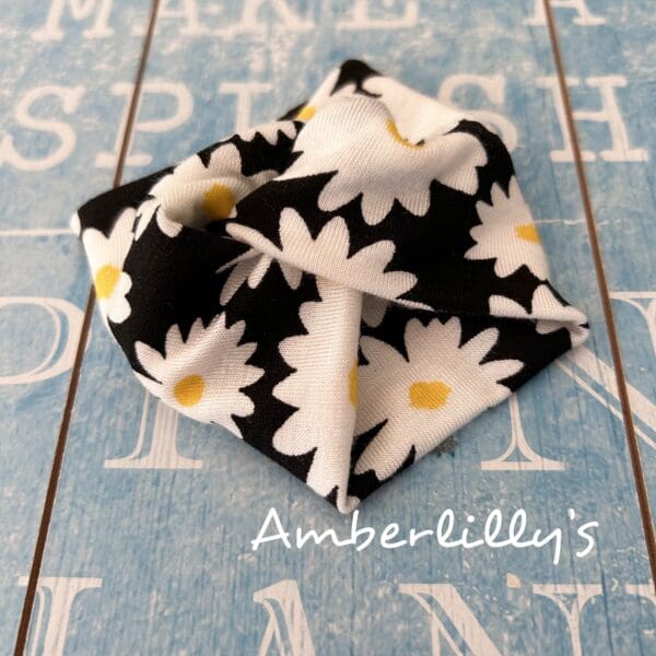 Daisy print fabric bracelet in a black with white daisy flower.