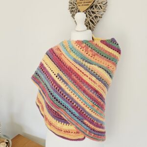 Wide detail of the crochet stitch pattern. The photo shows the tight, neat loops of the multicoloured yarn, highlighting the transition between the bright colourful sections.